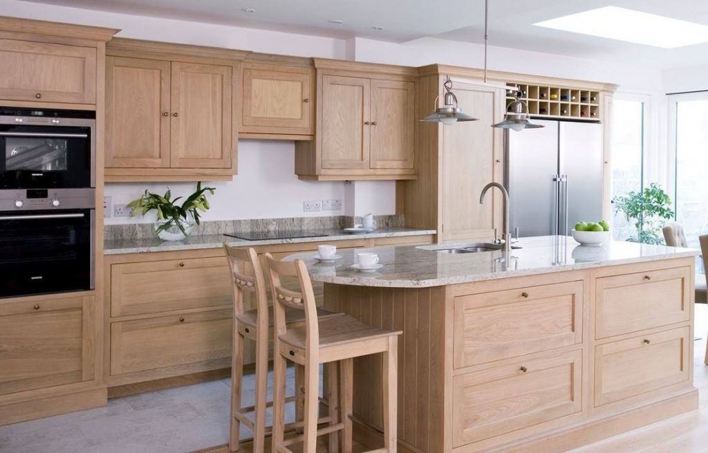 Tủ bếp gỗ Tần Bì có ứng dụng làm tủ bếp rất đẹp , đường vân sáng chất liệu gỗ cứng nên được ưa chuộng làm đồ nội thất 